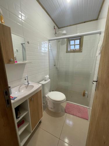 Et badeværelse på Casa pé na areia em capão da canoa