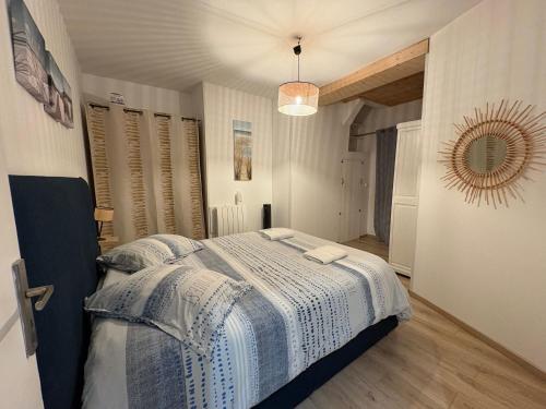 Postel nebo postele na pokoji v ubytování SUPERBE T3 AVEC PARKING ET TERRASSE en PLEIN CENTRE-VILLE