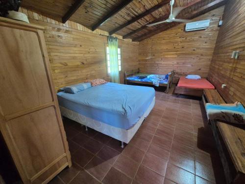 Voodi või voodid majutusasutuse Casa de campo Hohenau con 2 dormitorios toas