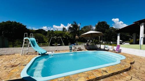 エストレーマにあるSítio do Beto Extrema MGのスライダー付きのスイミングプール、ウォータースライダー