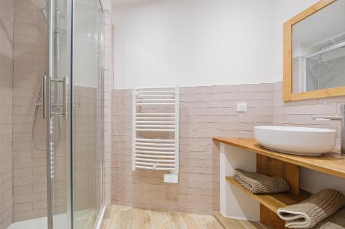 een badkamer met een wastafel en een douche bij Le petit Sud in Carqueiranne