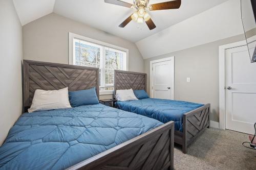 Postel nebo postele na pokoji v ubytování Comfort Boho Escape! Central Columbus