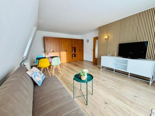 a living room with a couch and a tv at SELTEN Wasserblick Kölpinsee - Tolle Ferienwohnung unter 500m zur Ostsee Kajüte 12 in Kölpinsee
