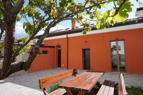 una panchina di legno davanti a un edificio di Emmahouse a Sulmona