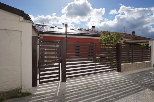 un cancello in una recinzione di fronte a una casa di Emmahouse a Sulmona