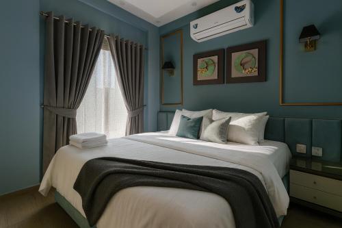 Кровать или кровати в номере Alpine Vista 3-Bedroom Family Cottage In Murree Hills