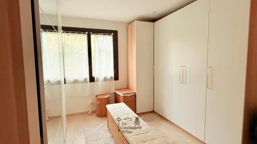 una piccola stanza con un letto e una finestra di La Chambre du Soleil a Arles