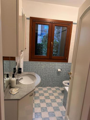 a bathroom with a sink and a toilet at La Riviera in Mira