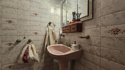 un baño con lavabo y espejo en casa de descanso, en Mar del Plata