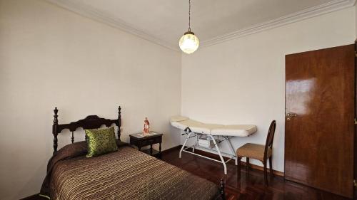 Un dormitorio con una cama, un escritorio y una mesa. en casa de descanso, en Mar del Plata