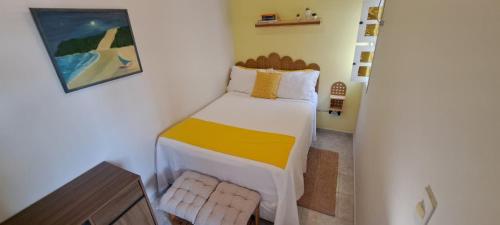 Espaço do acalanto- Quarto em apartamento compartilhado في ناتال: غرفة نوم صغيرة مع سرير في الغرفة