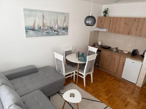 Η κουζίνα ή μικρή κουζίνα στο Apartman Odmor012