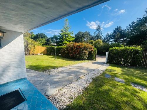 HOTEL CASA Punta Del Este في بونتا دل إستي: منظر لفناء به ممر