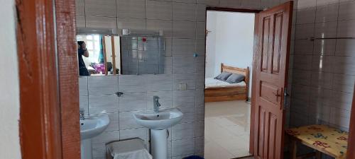 Grand-PopoGuesthouse Bambou Beach的浴室里有洗手池和镜子