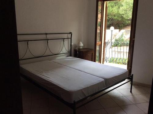 バデージにあるCasa Vacanze Residence I delfiniの大きな窓付きの客室のベッド1台分です。