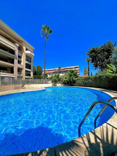 Appartement moderne climatisé avec piscine, terrasse et parking - Proche Promenade des Anglais