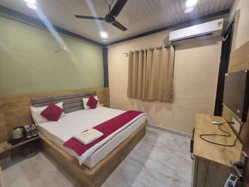 Fotografie z fotogalerie ubytování Hotel Devi Residency Vrindavan - Near Premanand ji Maharaj And Prem Mandir, Banke Bihari ji v destinaci Jāmb