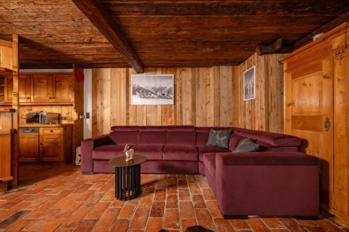 Una sala de estar con un sofá morado y una mesa en Designer-Chalets, en Dienten am Hochkönig