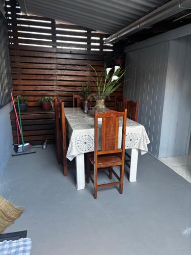 un tavolo e delle sedie su un patio con un tavolo e un vaso di Casa Geminada a Penha