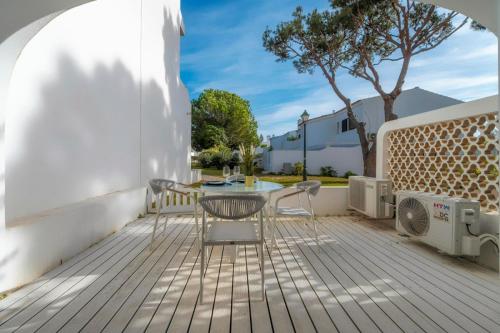 a patio with a table and chairs on a deck at Casa do Gil in Loulé