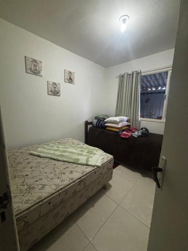 una camera da letto con due letti e una finestra di Casa Geminada a Penha