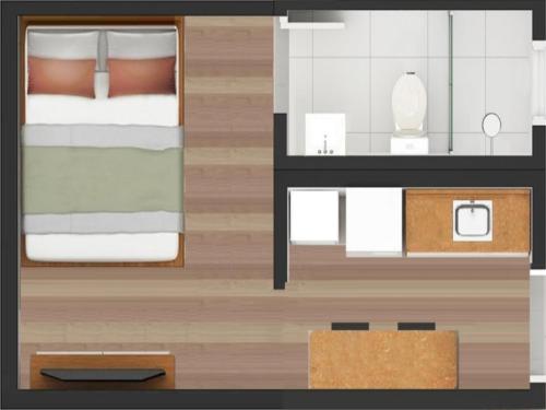 Un dormitorio con una cama, un escritorio y una mesa. en Space DR7, en São José dos Pinhais