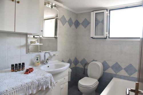 Ένα μπάνιο στο Goura Grand View House