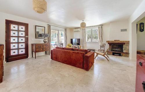 TV a/nebo společenská místnost v ubytování Amazing Home In Aramon