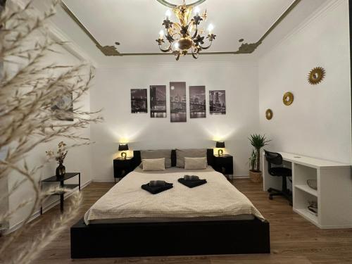 um quarto com uma cama grande e um lustre em HONOR-House em Linz