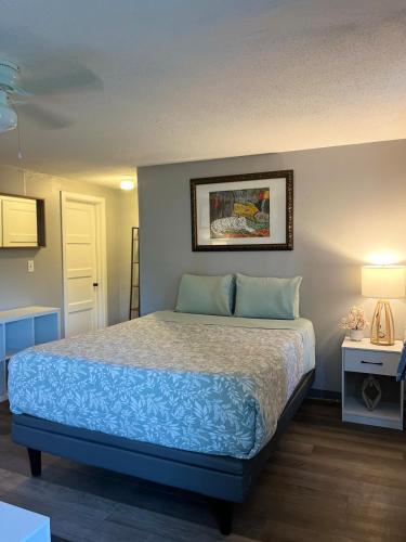 En eller flere senge i et værelse på Vintage Studio Apt near SGMC Down town Valdosta