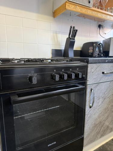 Kuchyň nebo kuchyňský kout v ubytování Contractor & Family Sleeps 5 Bham HS2 Parking for 3