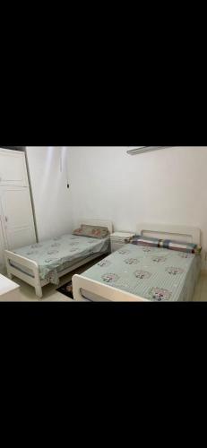 twee bedden naast elkaar in een kamer bij chalet ramsis village in Alexandrië