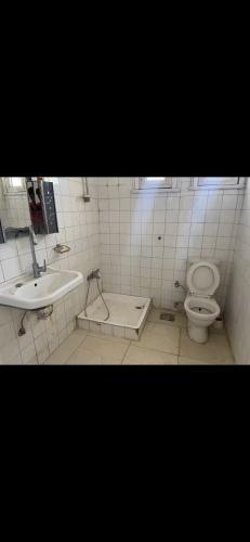 een badkamer met toilet, bad en wastafel bij chalet ramsis village in Alexandrië
