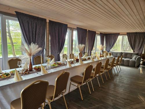 En restaurant eller et andet spisested på Sodyba Prie Tvenkinio