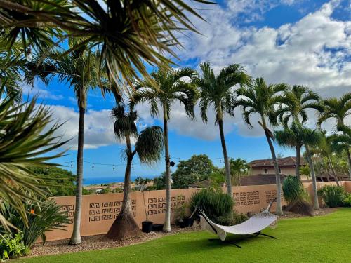 カポレイにあるMarbella Lane Posh 4BR with Spectacular Viewsのヤシの木が植えられた庭のハンモック