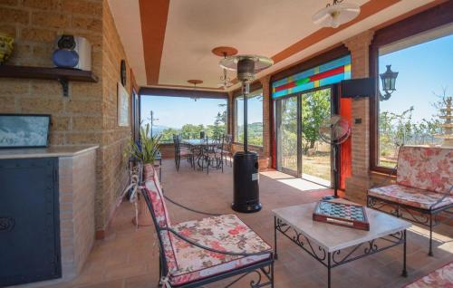 Et opholdsområde på Beautiful Home In Morro D'oro