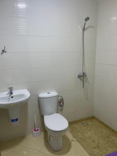 um banheiro com vaso sanitário e pia em Farah airport résidence em Tânger