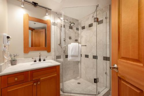 un baño con ducha y lavabo en 3BR in Greystone Lodge, Ski In, Ski Out, Pool and Hot Tub, Epic Location, en Whistler