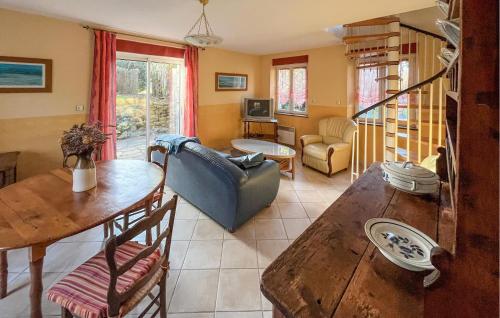 Posezení v ubytování 2 Bedroom Cozy Home In Heugueville-Sur-Sienne