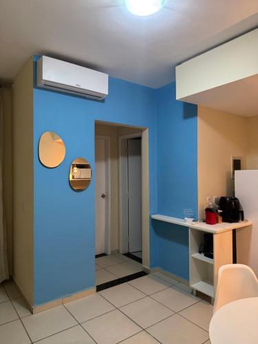 una stanza con una parete blu e una stufa di Apartamento Flat 204 Condomínio Village a Barra do Piraí