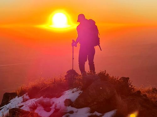 Solopgangen eller solnedgangen set fra lodgen