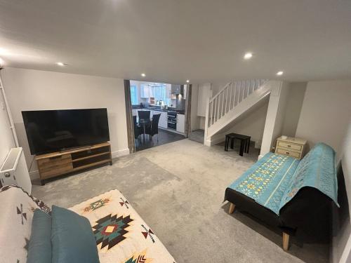 TV a/nebo společenská místnost v ubytování Lovely Calm Independent Home