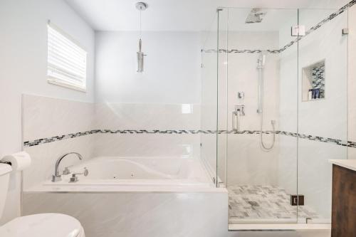 e bagno con doccia, vasca e servizi igienici. di 4 BR home with private pool a Fort Lauderdale