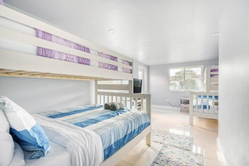 una camera da letto con un letto grande con lenzuola blu e bianche di 4 BR home with private pool a Fort Lauderdale