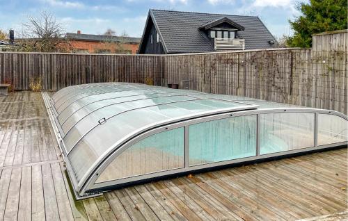 Swimmingpoolen hos eller tæt på Gorgeous Home In Örebro With Sauna