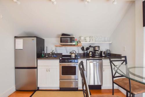 普罗温斯敦East End Condo w Beach Access的配有冰箱和微波炉的小厨房