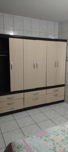 een keuken met witte kasten en een tapijt bij Vista mar 1 in Imbituba