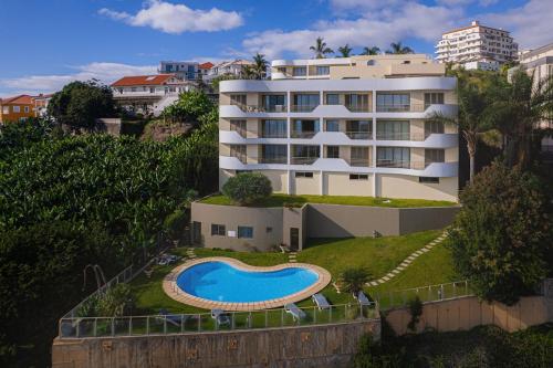 Bazén v ubytování New Calheta Plaza Apartment by Your Madeira Rentals nebo v jeho okolí