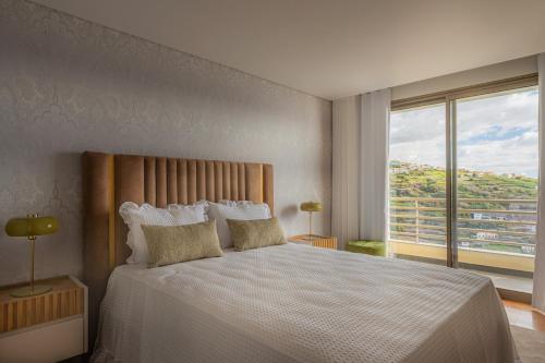 Postel nebo postele na pokoji v ubytování New Calheta Plaza Apartment by Your Madeira Rentals
