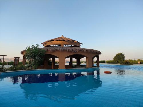 un cenador en medio de una piscina en Private quite resort with lake view among nature, en Tunis